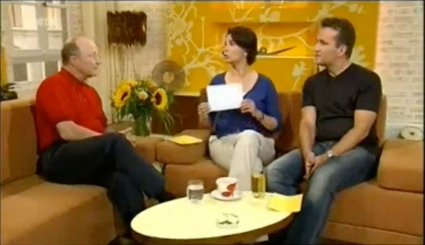 Gregor Staub auf der Bühne vor großem Publikum
